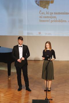 Voditelja prireditve Anja Tomažič in Blaž Frank